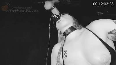 Garota bonita com mamas perfeitas no buraco da glória